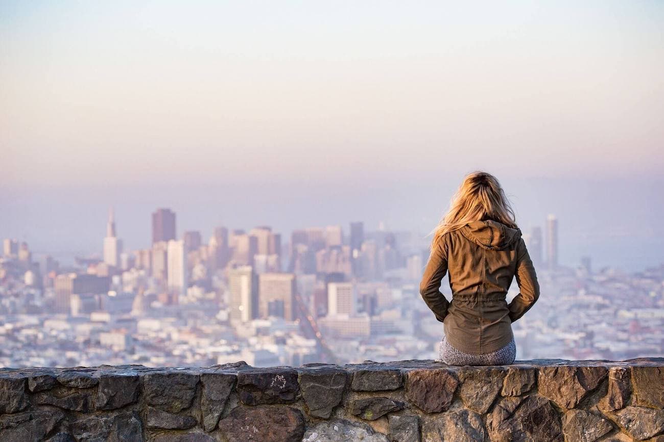 Rubia mirando al ciudad