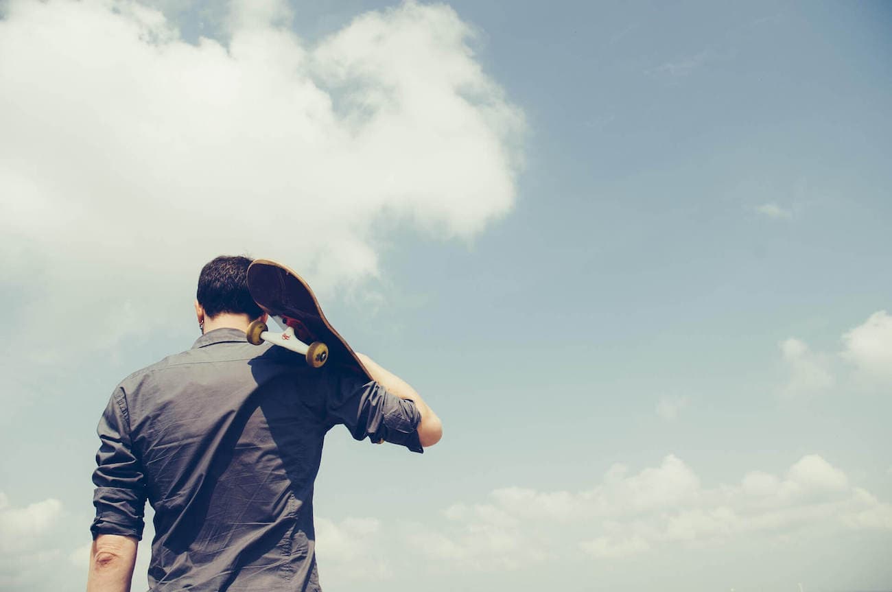 Espalda de hombre con sky y nubes en el cielo