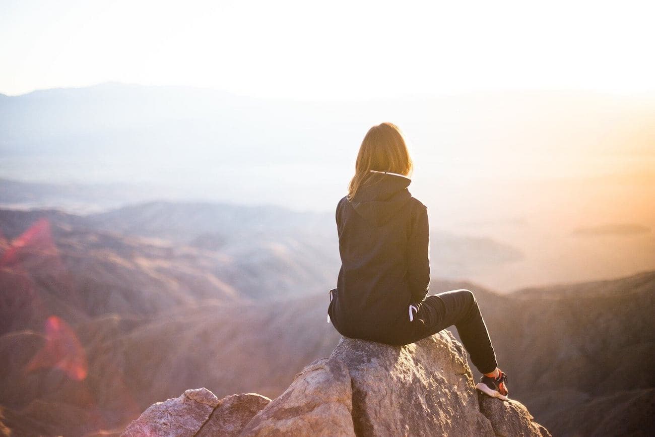 Mujer de espaldas en una montaña